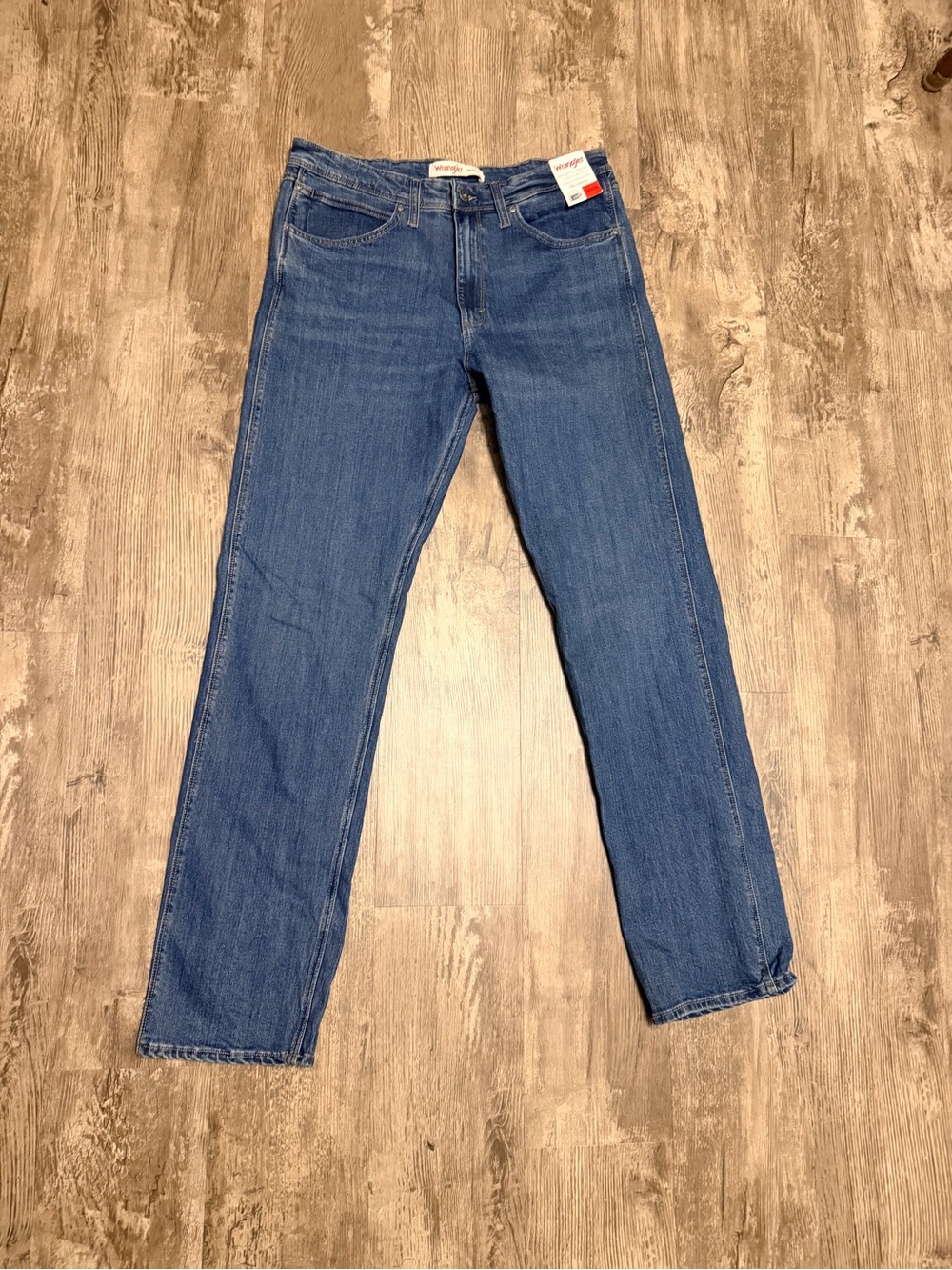 New With Tags Men's Wrangler Regular Fit "Free to Stretch" Blue Jeans. 34x34